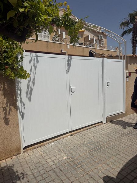 Aluminium-grindar-fastighet-renovering-trädgård-mur-torrevieja-costablanca-portar-entree.jpg