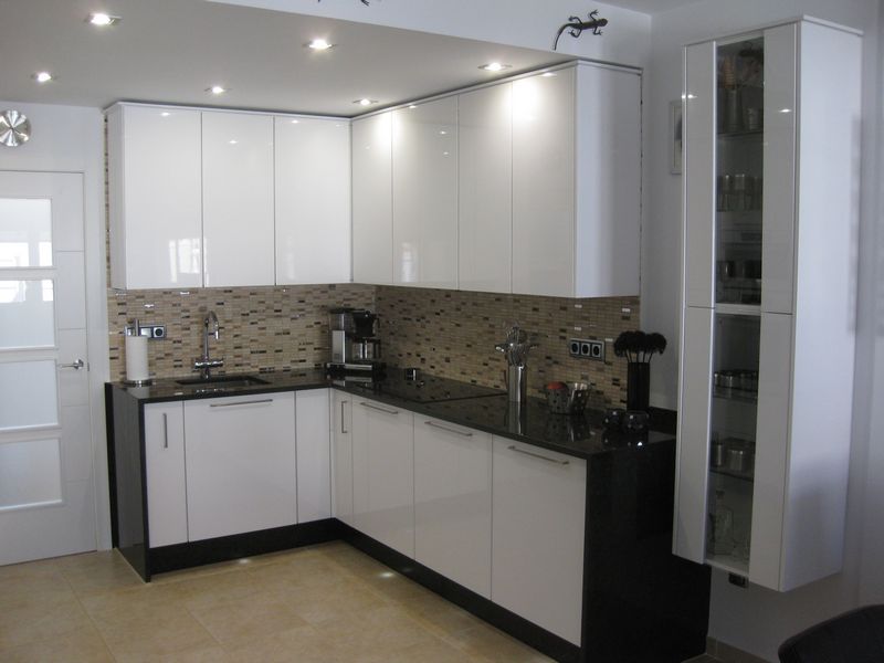 Köksrenovering-Granitskiva-integreradevitvaror-Altosdelabahia-Torrevieja.jpg