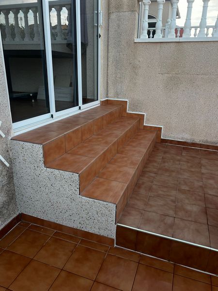 Nytrappa-trädgård-terrass-altosdelabahia-torrevieja.JPG