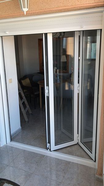 Vikdörrsparti-glasdörrar-aluminium-losleandros-torrevieja.jpg