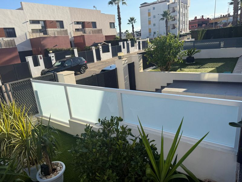 glasräcke-aluminium-glas-frostatglas-insynsskydd-villamrtin-fastighet-orihuelacosta.costablanca.jpeg